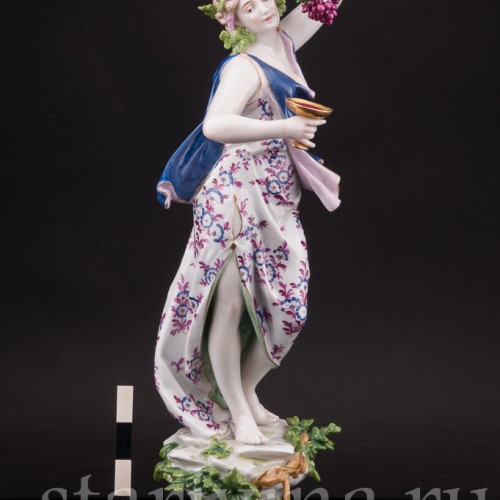 Фарфоровая композиция Девушка с чашей и виноградной гроздью, аллегория осени, Volkstedt, Германия, кон. 19 - нач. 20 вв.