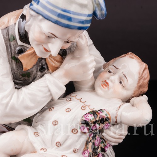Фарфоровая фигурка Мужчина, успокаивающий дитя, Ackermann & Fritze, Германия, кон. 19 - нач. 20 вв.
