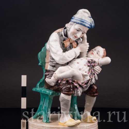 Фарфоровая фигурка Мужчина, успокаивающий дитя, Ackermann & Fritze, Германия, кон. 19 - нач. 20 вв.