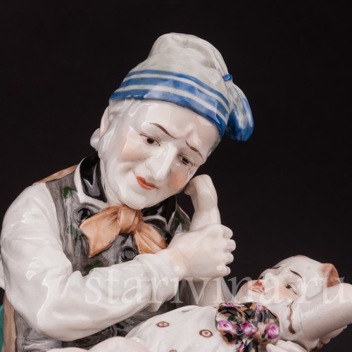 Фарфоровая фигурка Мужчина, успокаивающий дитя, Ackermann & Fritze, Германия, кон. 19 - нач. 20 вв.