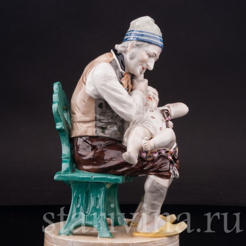Фарфоровая фигурка Мужчина, успокаивающий дитя, Ackermann & Fritze, Германия, кон. 19 - нач. 20 вв.