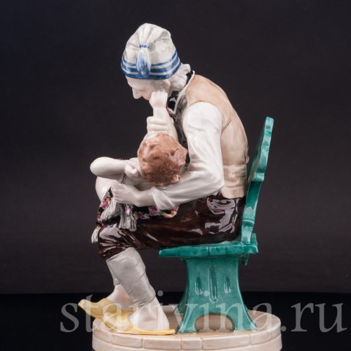 Фарфоровая фигурка Мужчина, успокаивающий дитя, Ackermann & Fritze, Германия, кон. 19 - нач. 20 вв.