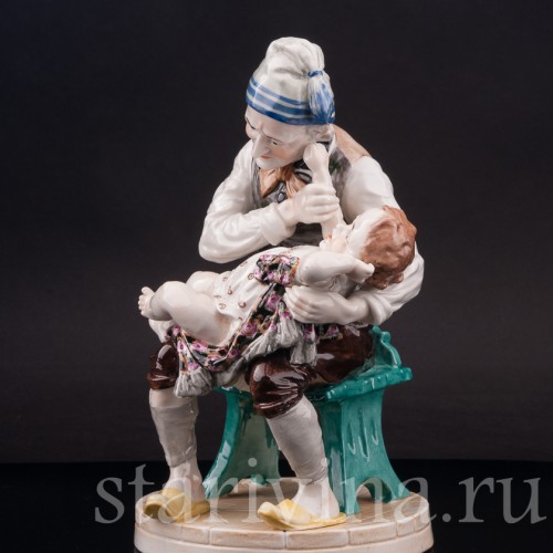 Фарфоровая фигурка Мужчина, успокаивающий дитя, Ackermann & Fritze, Германия, кон. 19 - нач. 20 вв.