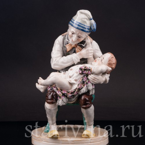 Фарфоровая фигурка Мужчина, успокаивающий дитя, Ackermann & Fritze, Германия, кон. 19 - нач. 20 вв.