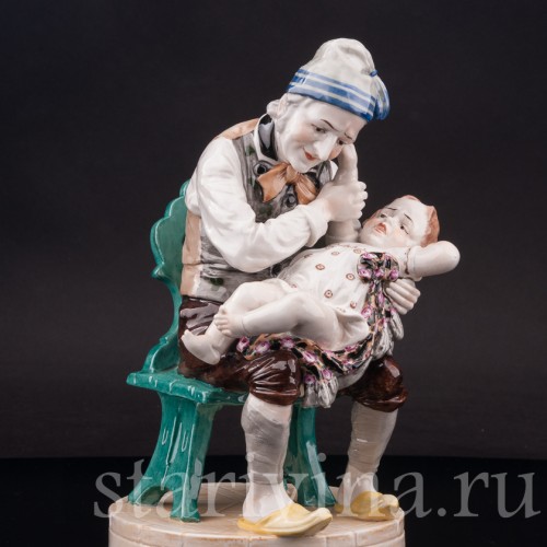 Фарфоровая фигурка Мужчина, успокаивающий дитя, Ackermann & Fritze, Германия, кон. 19 - нач. 20 вв.