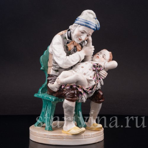 Фарфоровая фигурка Мужчина, успокаивающий дитя, Ackermann & Fritze, Германия, кон. 19 - нач. 20 вв.