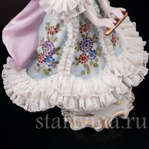 Фарфоровая статуэтка Девушка с веером, кружевная, Volkstedt, Германия, вт. пол. 20 в.