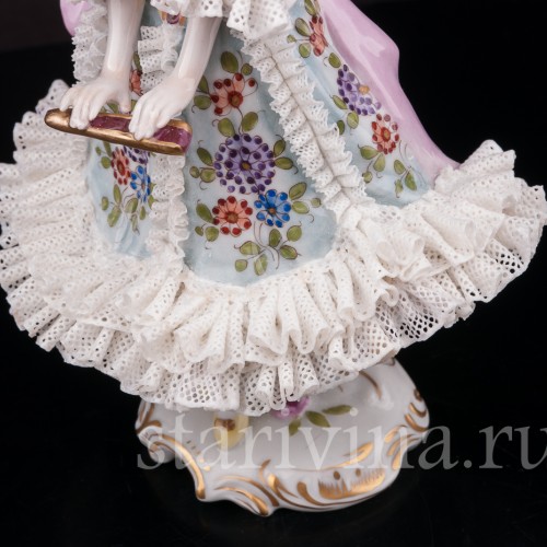 Фарфоровая статуэтка Девушка с веером, кружевная, Volkstedt, Германия, вт. пол. 20 в.