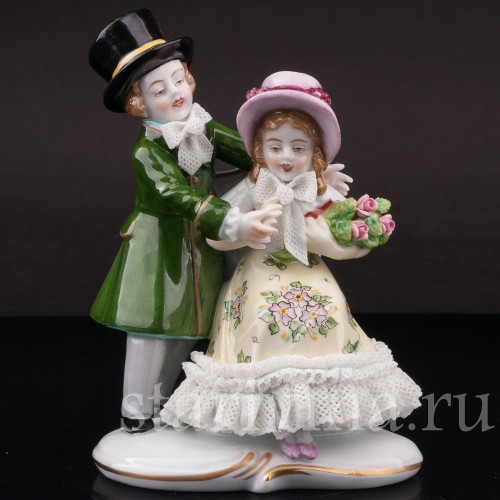Фигурка из фарфора Пара детей, кружевная, Sitzendorf, Германия, вт. пол. 20 в.