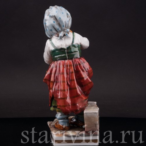 Статуэтка из фарфора Девочка с корзиной и яблоками в подоле, Volkstedt, Германия, нач. 20 в.