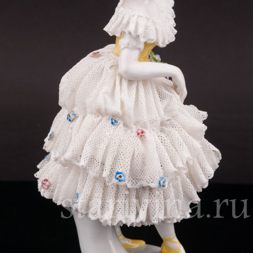 Фигурка девушки из фарфора Балерина в танце, кружевная, Volkstedt, Германия, нач. 20 в.