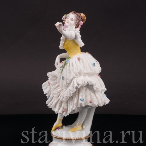 Фигурка девушки из фарфора Балерина в танце, кружевная, Volkstedt, Германия, нач. 20 в.
