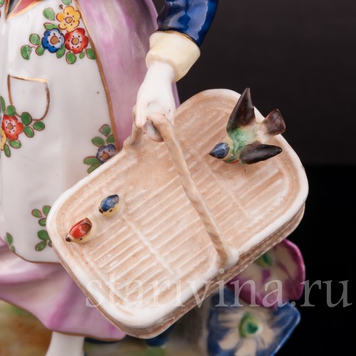 Фарфоровая статуэтка девушки Служанка и собака, Volkstedt, Германия, нач. 20 в.