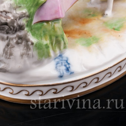 Фарфоровая статуэтка девушки Служанка и собака, Volkstedt, Германия, нач. 20 в.