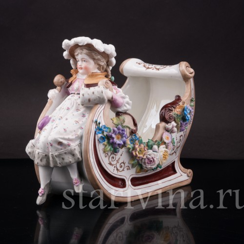 Статуэтка из фарфора Девочка на санях, Scheibe-Alsbach, Германия, кон. 19 - нач. 20 вв.