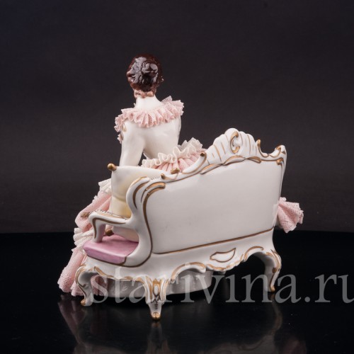 Фарфоровая статуэтка Девушка, сидящая на диване, кружевная, Ackermann & Fritze, Германия, нач. 20 в.