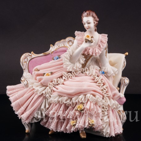 Фарфоровая статуэтка Девушка, сидящая на диване, кружевная, Ackermann & Fritze, Германия, нач. 20 в.