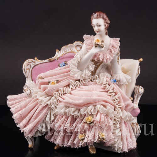 Фарфоровая статуэтка Девушка, сидящая на диване, кружевная, Ackermann & Fritze, Германия, нач. 20 в.