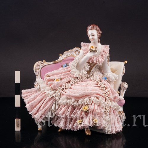 Фарфоровая статуэтка Девушка, сидящая на диване, кружевная, Ackermann & Fritze, Германия, нач. 20 в.