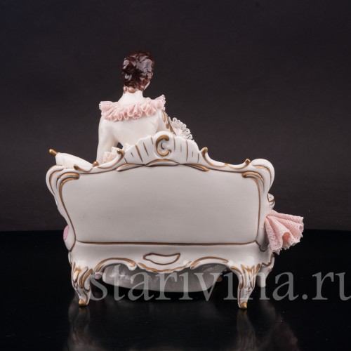 Фарфоровая статуэтка Девушка, сидящая на диване, кружевная, Ackermann & Fritze, Германия, нач. 20 в.