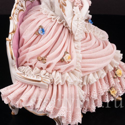 Фарфоровая статуэтка Девушка, сидящая на диване, кружевная, Ackermann & Fritze, Германия, нач. 20 в.