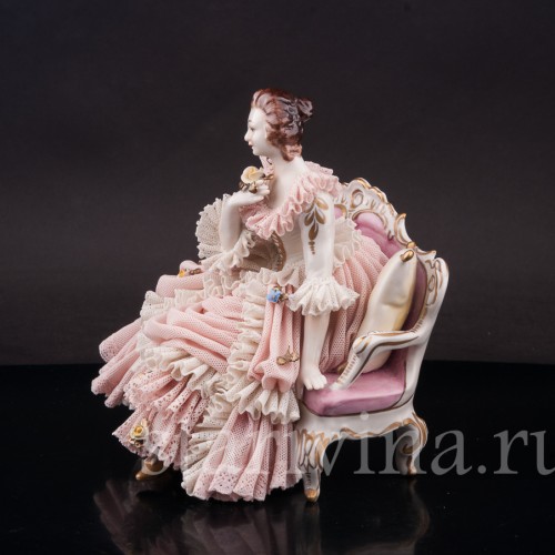 Фарфоровая статуэтка Девушка, сидящая на диване, кружевная, Ackermann & Fritze, Германия, нач. 20 в.