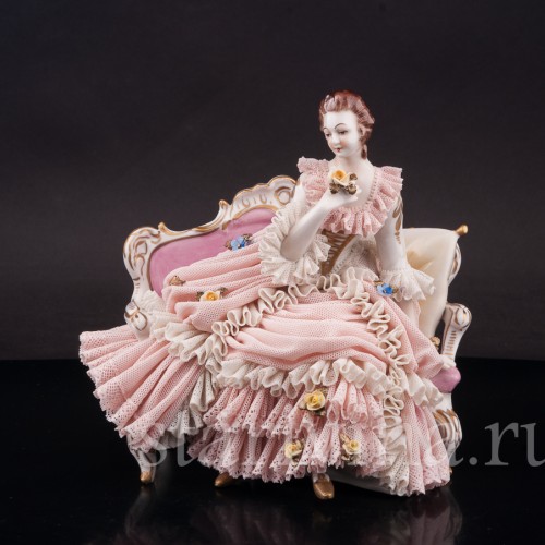 Фарфоровая статуэтка Девушка, сидящая на диване, кружевная, Ackermann & Fritze, Германия, нач. 20 в.