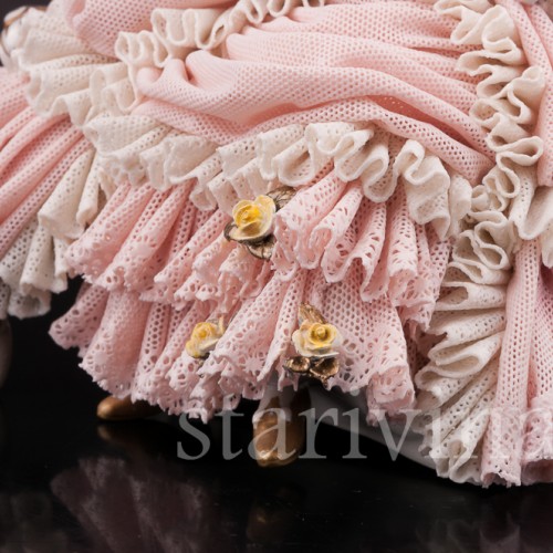 Фарфоровая статуэтка Девушка, сидящая на диване, кружевная, Ackermann & Fritze, Германия, нач. 20 в.