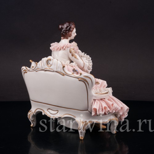 Фарфоровая статуэтка Девушка, сидящая на диване, кружевная, Ackermann & Fritze, Германия, нач. 20 в.