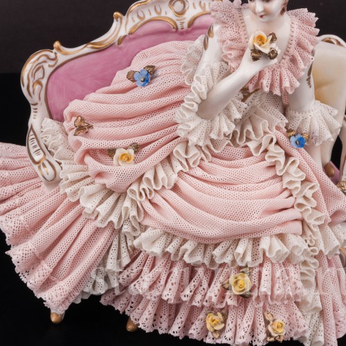 Фарфоровая статуэтка Девушка, сидящая на диване, кружевная, Ackermann & Fritze, Германия, нач. 20 в.