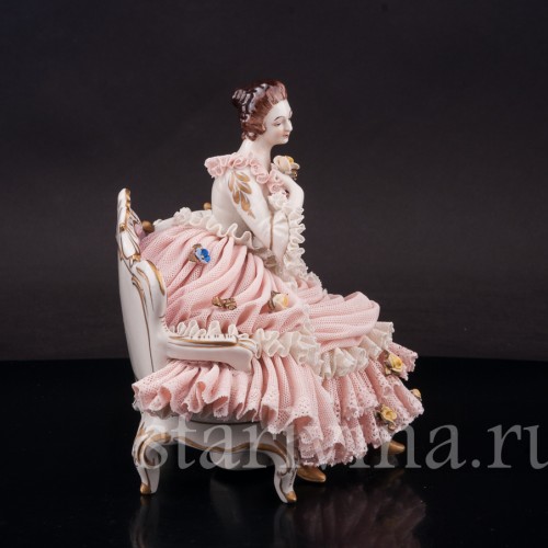 Фарфоровая статуэтка Девушка, сидящая на диване, кружевная, Ackermann & Fritze, Германия, нач. 20 в.