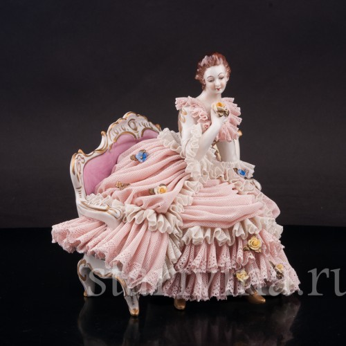 Фарфоровая статуэтка Девушка, сидящая на диване, кружевная, Ackermann & Fritze, Германия, нач. 20 в.