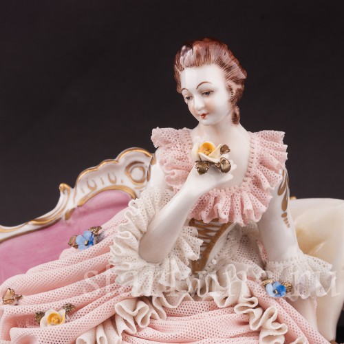 Фарфоровая статуэтка Девушка, сидящая на диване, кружевная, Ackermann & Fritze, Германия, нач. 20 в.