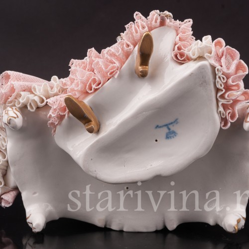 Фарфоровая статуэтка Девушка, сидящая на диване, кружевная, Ackermann & Fritze, Германия, нач. 20 в.