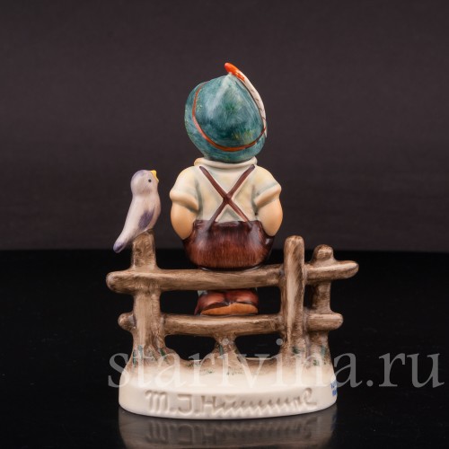 Фигурка мальчика из фарфора Придорожная гармония, Goebel, Германия, 2000е гг.