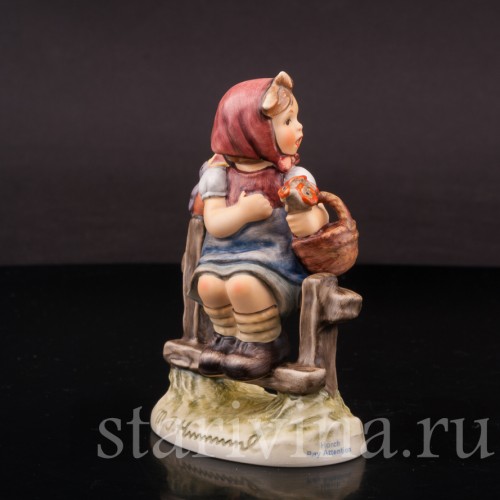 Фарфоровая фигурка девочки Прислушивающаяся, Goebel, Германия, 2000 гг.