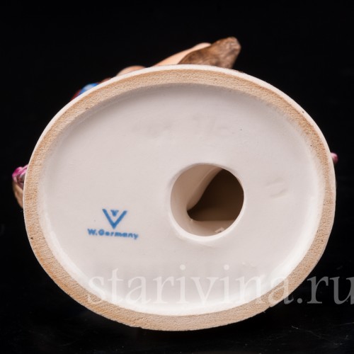 Фигурка из фарфора Девочка на яблоне, Goebel, Германия, 1960-72 гг.