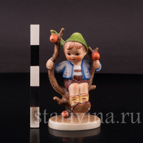 Фарфоровая фигурка Мальчик на яблоне, Goebel, Германия, 1960-72 гг.
