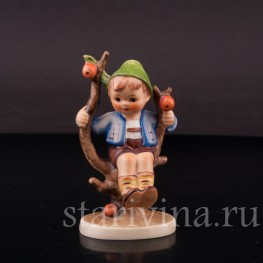 Фарфоровая фигурка Мальчик на яблоне, Goebel, Германия, 1960-72 гг.