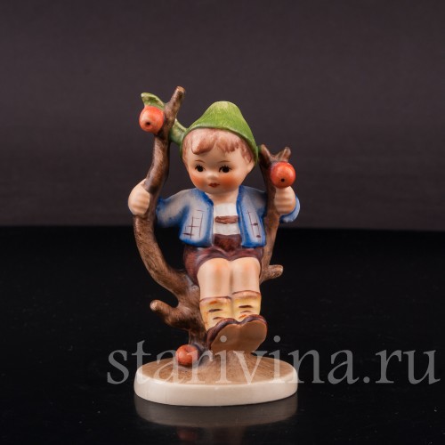 Фарфоровая фигурка Мальчик на яблоне, Goebel, Германия, 1960-72 гг.