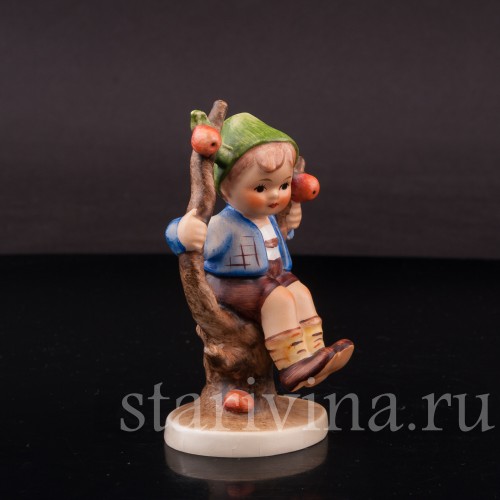 Фарфоровая фигурка Мальчик на яблоне, Goebel, Германия, 1960-72 гг.