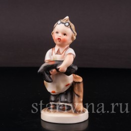 Фигурка мальчика из фарфора Сапоги Goebel, Германия, кон. 20 в.