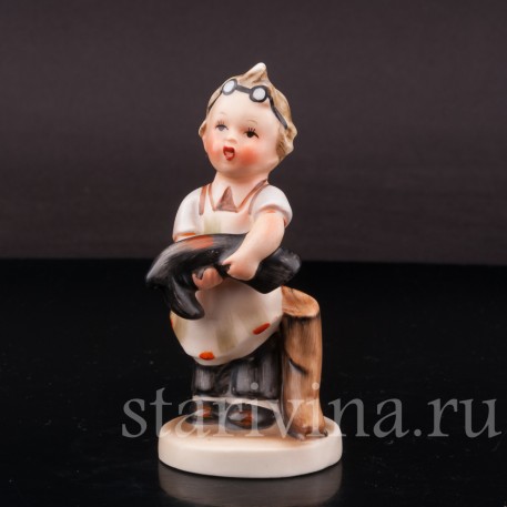 Фигурка мальчика из фарфора Сапоги Goebel, Германия, кон. 20 в.