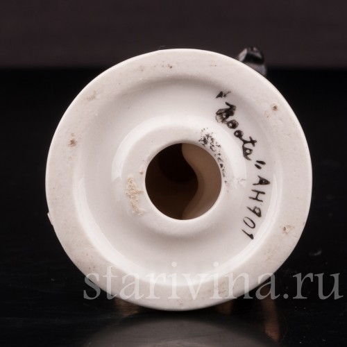 Фигурка мальчика из фарфора Сапоги Goebel, Германия, кон. 20 в.