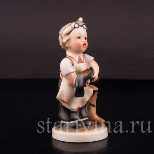 Фигурка мальчика из фарфора Сапоги Goebel, Германия, кон. 20 в.
