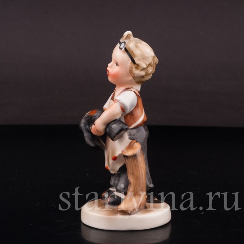 Фигурка мальчика из фарфора Сапоги Goebel, Германия, кон. 20 в.