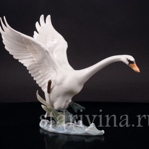 Фарфоровая статуэтка птицы Взлетающий лебедь, Hutschenreuther, Германия, 1970 гг.