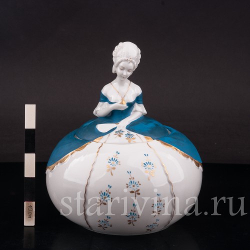 Шкатулка из фарфора Дама в синем платье, Hertwig & Co, Германия, 1920-30 гг.