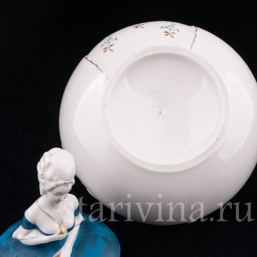Шкатулка из фарфора Дама в синем платье, Hertwig & Co, Германия, 1920-30 гг.