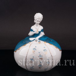 Шкатулка из фарфора Дама в синем платье, Hertwig & Co, Германия, 1920-30 гг.